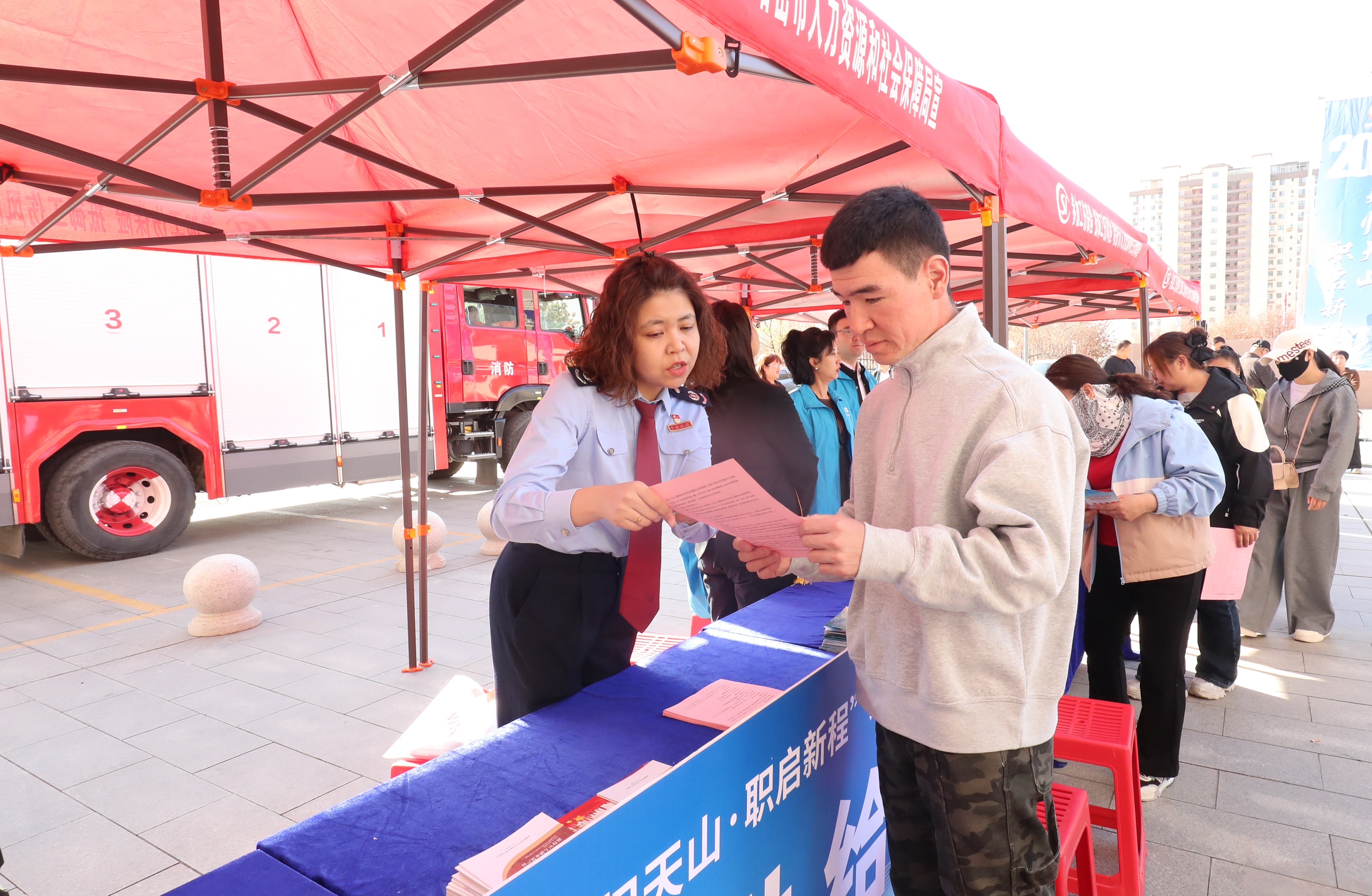 哈密市税务局组织干部走进退役军人招聘会，为参与招聘的企业和求职人员的提供就业创业税费政策指导，摄影常建琴.jpg