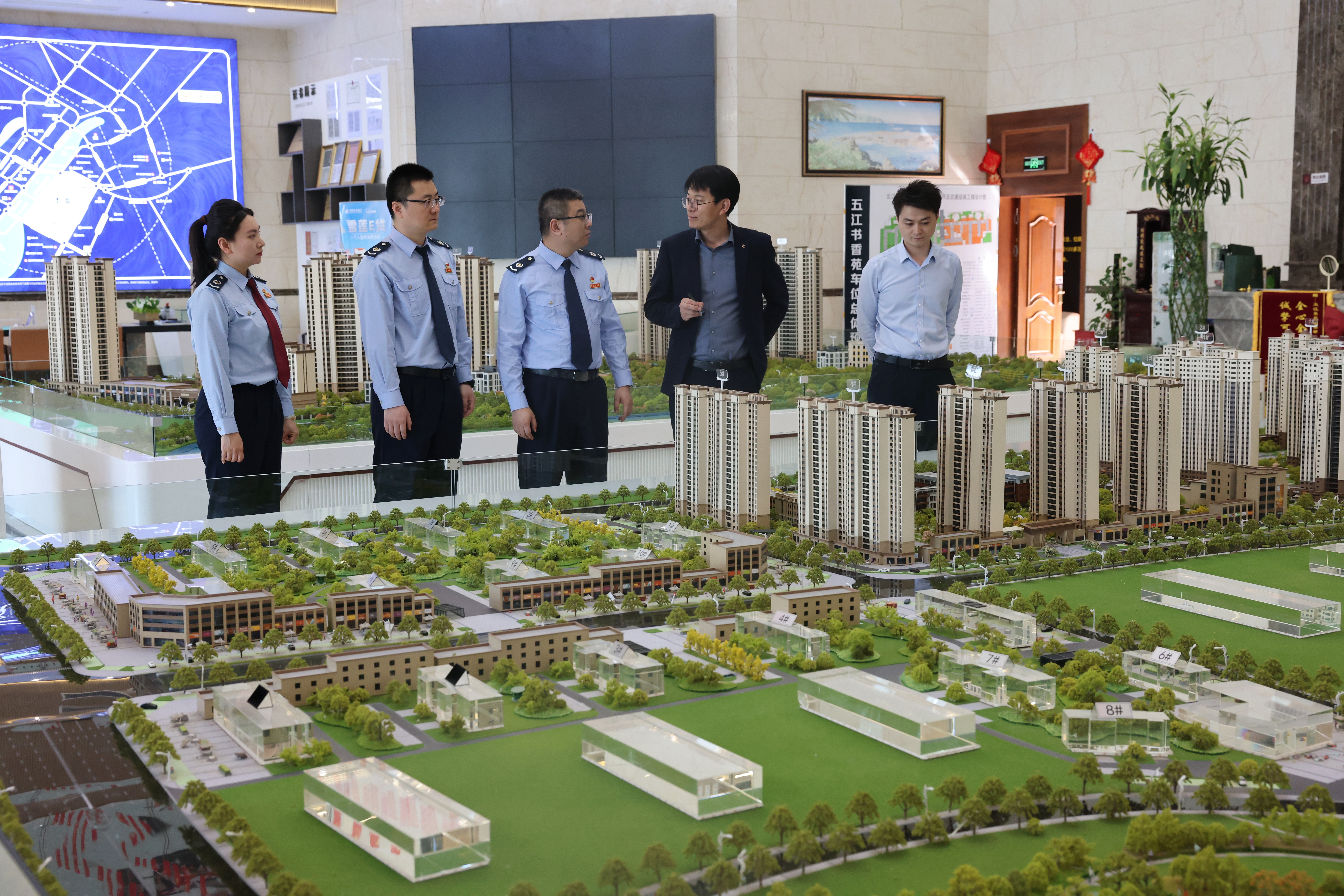 哈密市伊州区税务局走进辖区内房地产企业，开设“伊企同行”流动合规课堂，开展合规经营专题辅导。拍摄者 唐菊莲.jpg